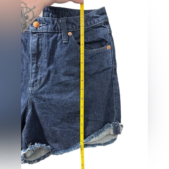 NWOT Women’s Universal Thread Vintage Midi Denim Shorts Dark Wash Size 10/30R - Picture 3 of 8